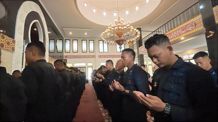 Batalyon A Brimob Kltim Gelar Sholat Ghoib Serta Doa Bersama Untuk Korban Banjir dan Tanah Longsor Sumatera