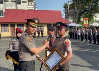 Kapolres Tarakan Pimpin Upacara Penganugerahan Satyalancana Pengabdian dan Pemberian Reward Personel