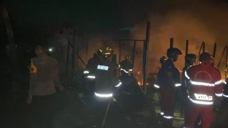 Ditsamapta Polda Kaltara Sigap Padamkan Kebakaran Ruko dan Kios Warga