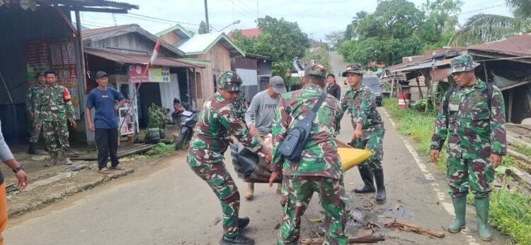 Wujud Nyata Peduli Lingkungan, TNI–Rakyat Bersatu Gempur Sampah di Bantaran Sungai Sesayap