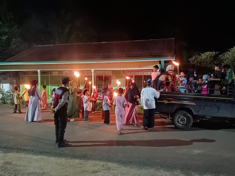 Personel Polsek Tanjung Palas Utara Amankan Pawai Obor di Desa Karang Agung