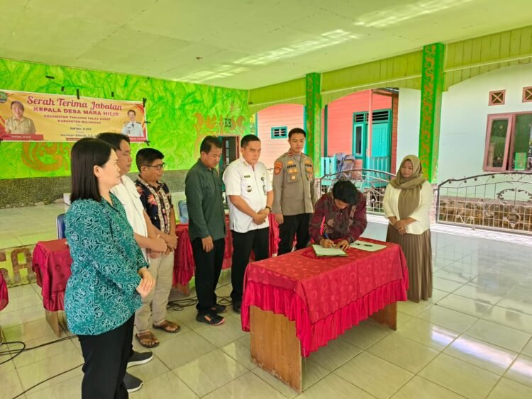 Serah Terima Kepala Desa dan Ketua PKK Mara Hilir Berlangsung Khidmat, Kapolsek Tanjung Palas Barat Pastikan Kegiatan Aman dan Lancar
