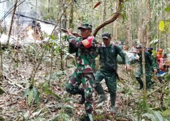 Personel Kodim 0911/Nunukan Bantu Evakuasi Korban Pesawat Pengangkut BBM Jatuh di Krayan