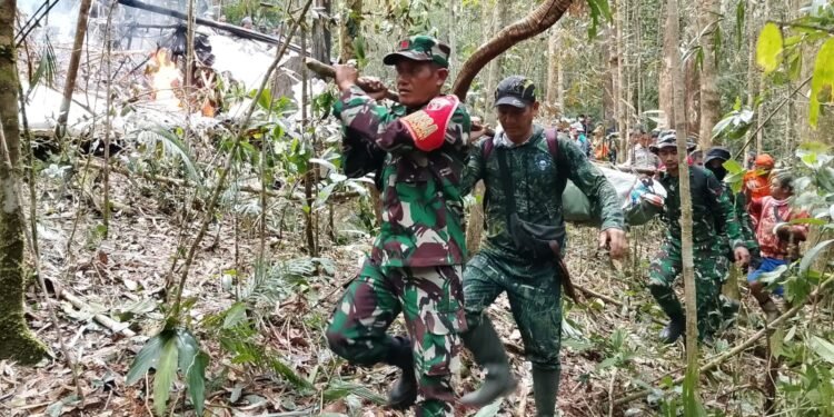 Personel Kodim 0911/Nunukan Bantu Evakuasi Korban Pesawat Pengangkut BBM Jatuh di Krayan