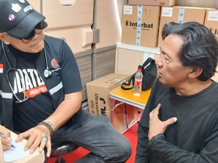 Satu Hari 370 Pasien Dilayani Pengobatan Gratis PDI Perjuangan di Karawang 