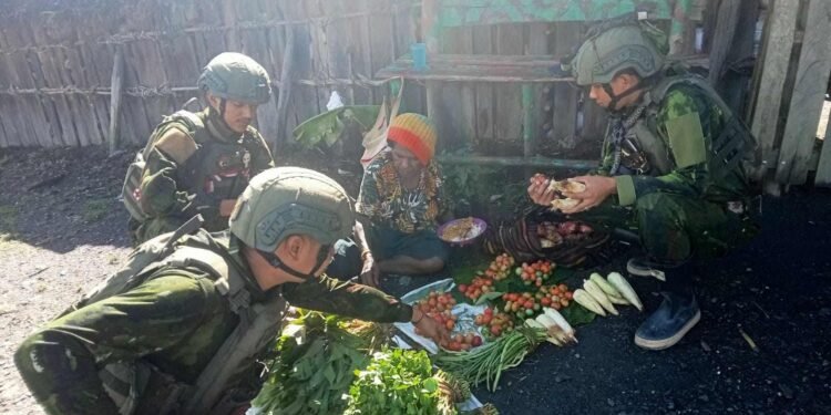 Wujud Kebersamaan, Satgas 613/Raja Alam Borong Hasil Kebun Mama Papua di Dokome