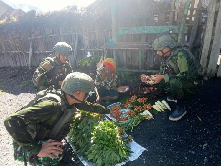 Wujud Kebersamaan, Satgas 613/Raja Alam Borong Hasil Kebun Mama Papua di Dokome
