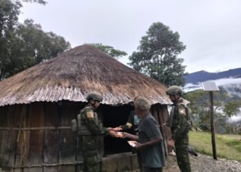 Dekatkan Diri dengan Rakyat, Satgas Yonif 613 Kunjungi Warga Purbalo