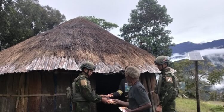 Dekatkan Diri dengan Rakyat, Satgas Yonif 613 Kunjungi Warga Purbalo