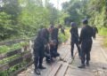 Kompi 2 Batalyon B Pelopor Brimob Kaltim Revitalisasi Jembatan Sungai Lungau di Kutai Barat