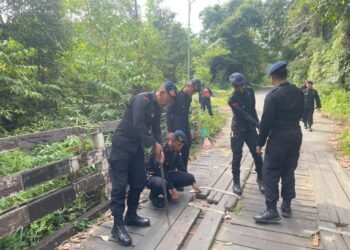 Kompi 2 Batalyon B Pelopor Brimob Kaltim Revitalisasi Jembatan Sungai Lungau di Kutai Barat