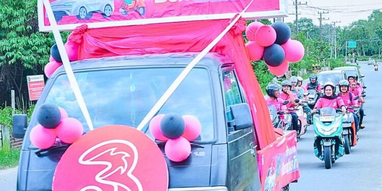 Arak-Arakan Vespa ke Kampung Nelayan, Tri Rayakan Pelanggan Setia di Tarakan