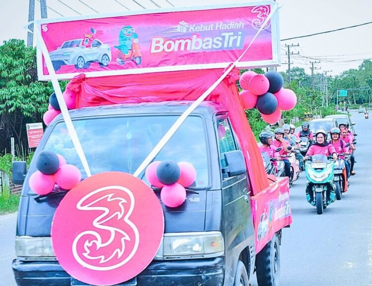 Arak-Arakan Vespa ke Kampung Nelayan, Tri Rayakan Pelanggan Setia di Tarakan