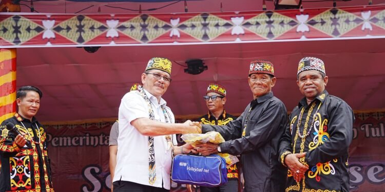 Wagub Ingkong Ala Resmi Buka Festival Seni Budaya Dayak Agabag Sungai Tulid