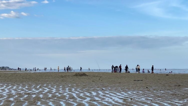Pantai Amal Jadi Magnet Wisatawan di Libur Lebaran 2026, Pedagang Raup Untung