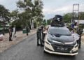 Personel Yonif TP 880/Banuanta Turun ke Jalan Bagikan Takjil