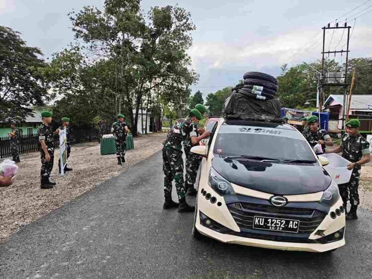Personel Yonif TP 880/Banuanta Turun ke Jalan Bagikan Takjil