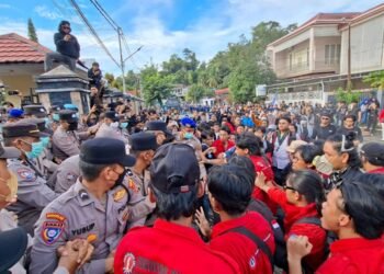 Diwarnai Aksi Saling Dorong, Aliansi GAMPAR Desak Evaluasi Total DPRD Kaltara di Kantor DPRD Tarakan