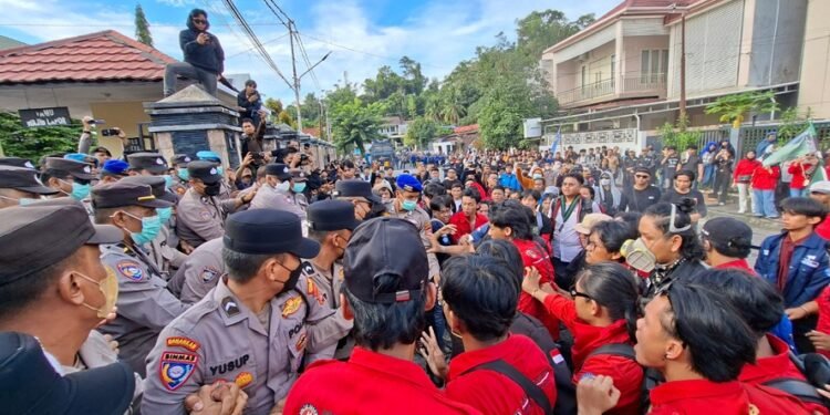 Diwarnai Aksi Saling Dorong, Aliansi GAMPAR Desak Evaluasi Total DPRD Kaltara di Kantor DPRD Tarakan