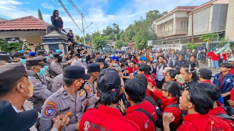 Diwarnai Aksi Saling Dorong, Aliansi GAMPAR Desak Evaluasi Total DPRD Kaltara di Kantor DPRD Tarakan