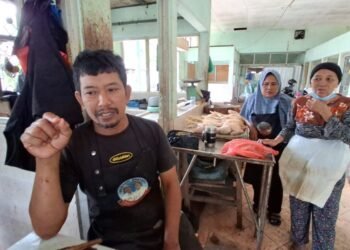 Pedagang Ayam Pasar Tenguyun Merugi Akibat Isu Hoaks Flu Burung H5N1