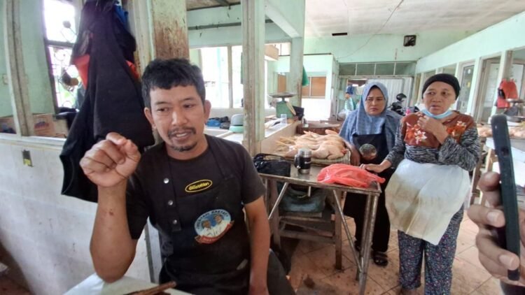 Pedagang Ayam Pasar Tenguyun Merugi Akibat Isu Hoaks Flu Burung H5N1