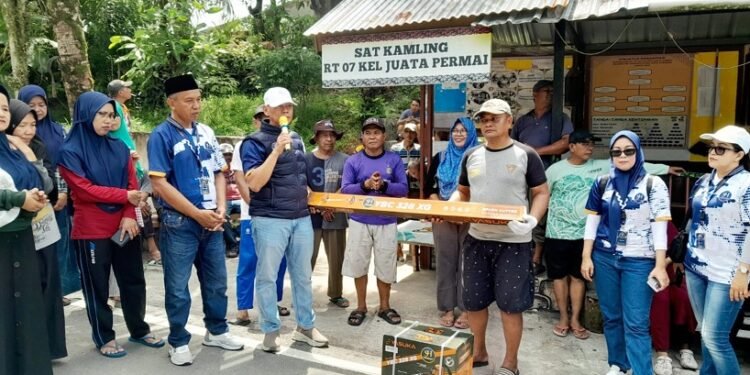 Buktikan Janji Reses, Supa’ad Serahkan Mesin Pemotong Rumput ke Warga Juata Permai 