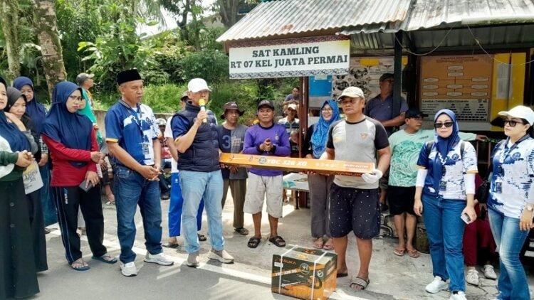 Buktikan Janji Reses, Supa’ad Serahkan Mesin Pemotong Rumput ke Warga Juata Permai 