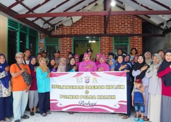 Wujud Kepedulian, Polwan dan Bhayangkari Satbrimobda Kaltim Salurkan Bansos di Balikpapan