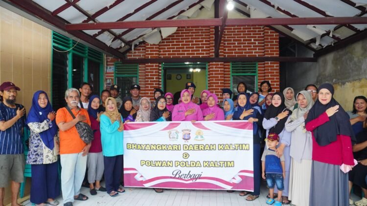 Wujud Kepedulian, Polwan dan Bhayangkari Satbrimobda Kaltim Salurkan Bansos di Balikpapan