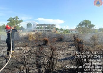 Sigap, Santri dan TRC BPBD Tarakan Cepat Padamkan Kebakaran Lahan di Juata Permai