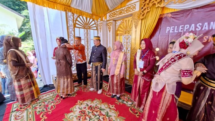Isak Tangis Haru Warnai Pelepasan 278 Siswa SMPN 7 Tarakan, Sarat Makna Budaya Bugis
