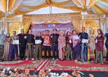 Isak Tangis Haru Warnai Pelepasan 278 Siswa SMPN 7 Tarakan, Sarat Makna Budaya Bugis