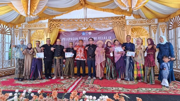 Isak Tangis Haru Warnai Pelepasan 278 Siswa SMPN 7 Tarakan, Sarat Makna Budaya Bugis