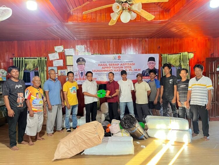 Wujudkan Aspirasi Petani Nunukan Barat, Muhammad Nasir Serahkan Bantuan Sarana Budidaya Rumput Laut