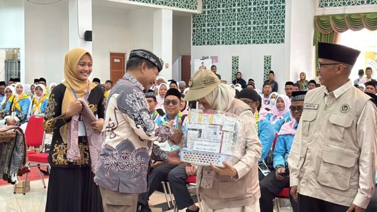 Gubernur Kaltara Lepas 484 CJH, Tekankan Pentingnya Kesehatan dan Kekompakan