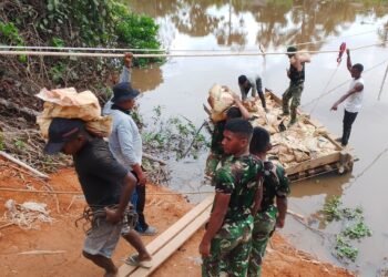 Penggalian dan Pelangsiran Material Jembatan Terus Dikebut, TNI dan Warga Gotong Royong