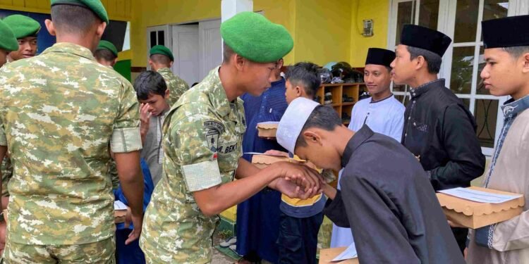 Tebar Kepedulian, Yonif 880/Banuanta Hadirkan Senyum di Panti Asuhan Ar-Rahman