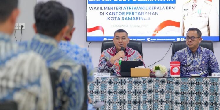 Berikan Pengarahan di Kantah Kota Samarinda, Wamen Ossy: ATR/BPN Harus Jadi Solusi Atas Pembangunan di Kalimantan Timur