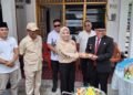 Plt Walikota Tarakan Ibnu Saud Is Menyerahkan Potongan Tumpeng Kepada Anggota DPR RI Rahmawati Saat Peresmian Rumah Singgah. Foto: fokusborneo.com