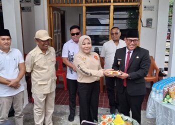 Plt Walikota Tarakan Ibnu Saud Is Menyerahkan Potongan Tumpeng Kepada Anggota DPR RI Rahmawati Saat Peresmian Rumah Singgah. Foto: fokusborneo.com