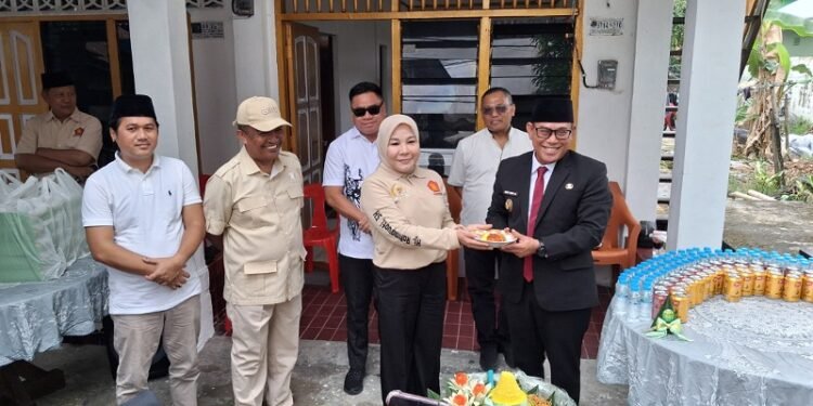 Plt Walikota Tarakan Ibnu Saud Is Menyerahkan Potongan Tumpeng Kepada Anggota DPR RI Rahmawati Saat Peresmian Rumah Singgah. Foto: fokusborneo.com