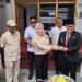 Plt Walikota Tarakan Ibnu Saud Is Menyerahkan Potongan Tumpeng Kepada Anggota DPR RI Rahmawati Saat Peresmian Rumah Singgah. Foto: fokusborneo.com