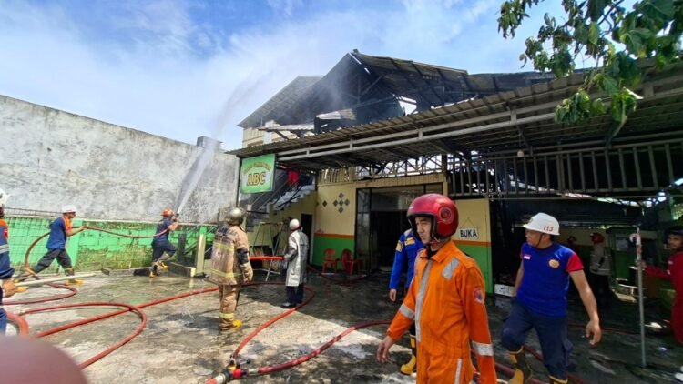 Kesaksian Pegawai Bakso dan Mie Ayam ABC Mulawarman saat Kebakaran: Api Muncul dari Lantai Dua