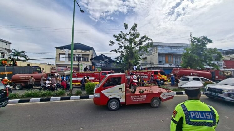 Sebabkan Kemacetan, Kebakaran Bakso dan Mie Ayam ABC Mulawarman Berhasil Dipadamkan dalam 30 Menit