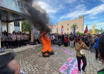 Mahasiswa Tarakan Bakar Ban di DPRD, Kritik Ironi Kelangkaan BBM di Kota Minyak