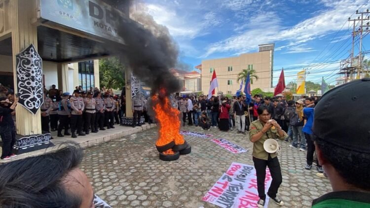 Mahasiswa Tarakan Bakar Ban di DPRD, Kritik Ironi Kelangkaan BBM di Kota Minyak
