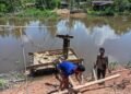 Personel Kodim 0914/TNT dan Warga Gotong Royong Seberangkan Material Besi