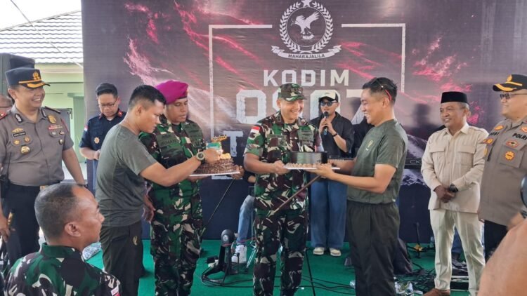 Momen Hangat Forkopimda Tarakan Beri Kejutan di Hari Ulang Tahun Letkol Inf Danan Wisnubrata