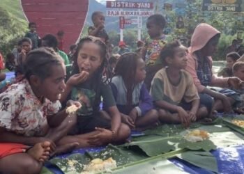 Satgas TNI dan Warga Yamo Pererat Kebersamaan Lewat Makan Bersama di Atas Daun Pisang